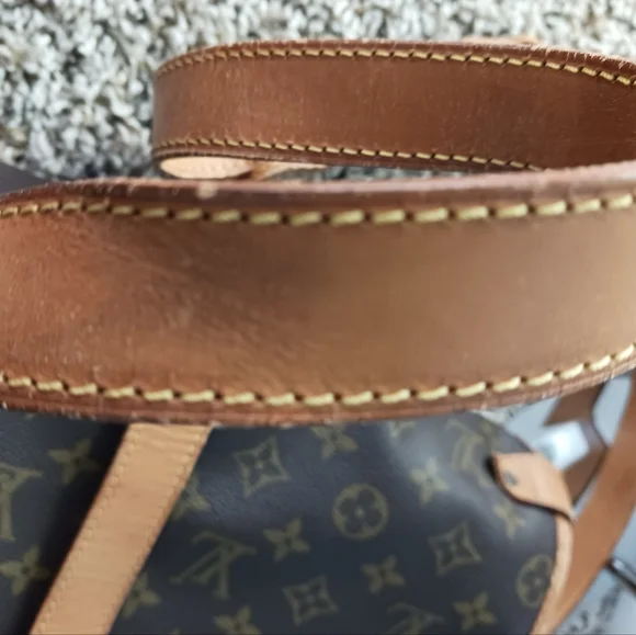 "AUTHENTICATED"Louis Vuitton Saumur Crossbody Bag. - Picture 7 of 16